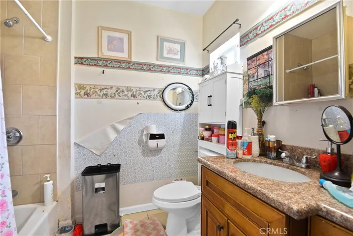 Front Unit: Bathroom 2