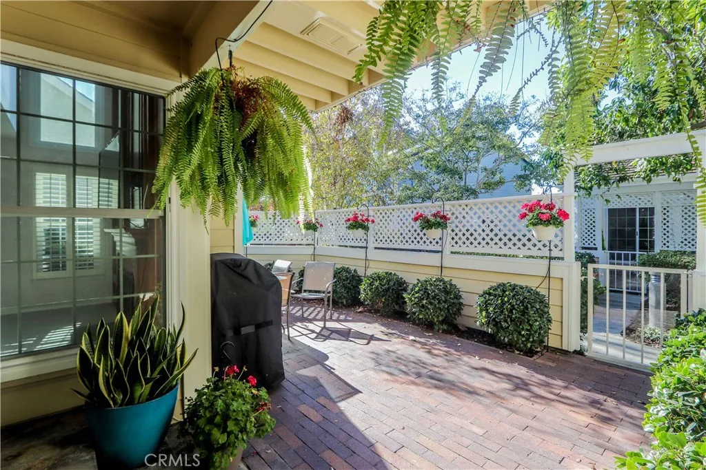 Brick on the deck, privacy and direct access to the dining room