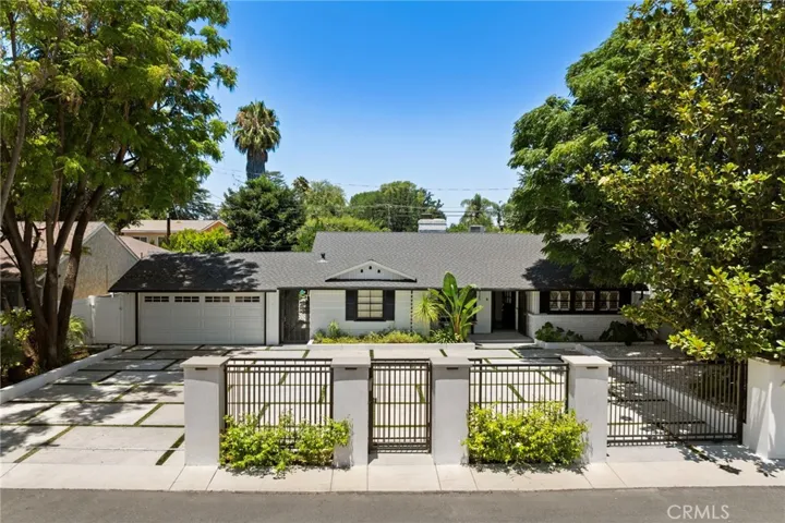Welcome Home to this gate compound 22925 Leonora