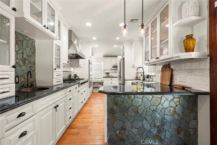 Chef Style kitchen with 3 sinks