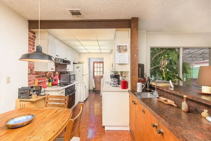 Kitchen with wet bar