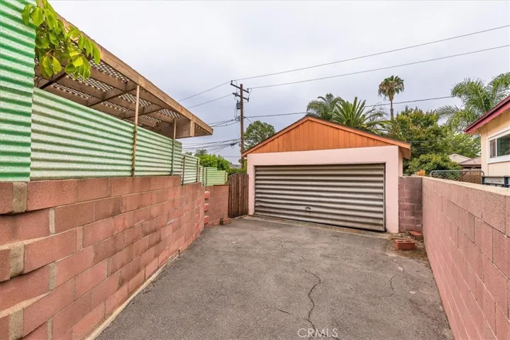 detached 2 car garage with long driveway