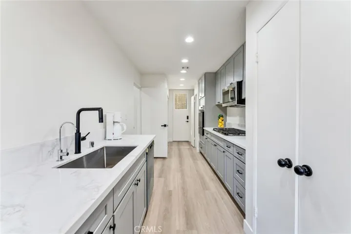 1338 Harvard C, Santa Monica, California 90404