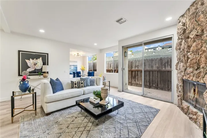 1338 Harvard C, Santa Monica, California 90404