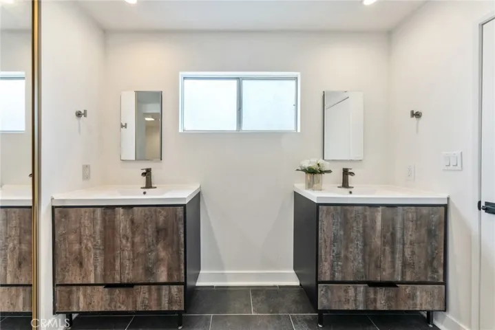 1338 Harvard C, Santa Monica, California 90404