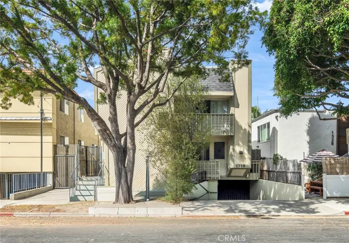 1338 Harvard C, Santa Monica, California 90404
