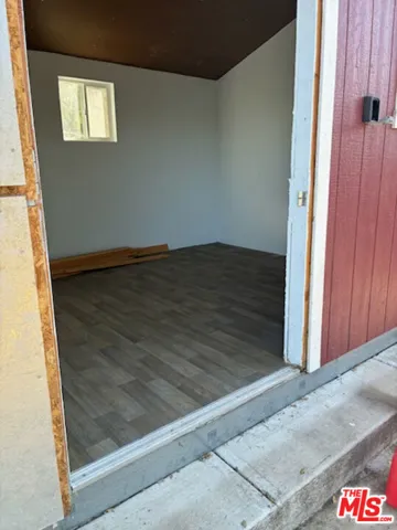Tuff shed with vinyl floor and