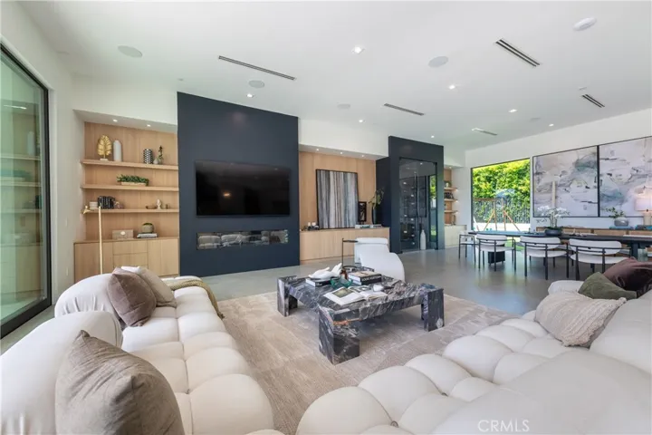 17977 Medley Drive, Encino, California 91316