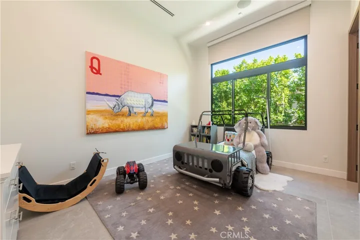 17977 Medley Drive, Encino, California 91316