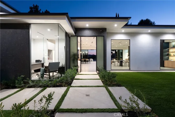 17977 Medley Drive, Encino, California 91316