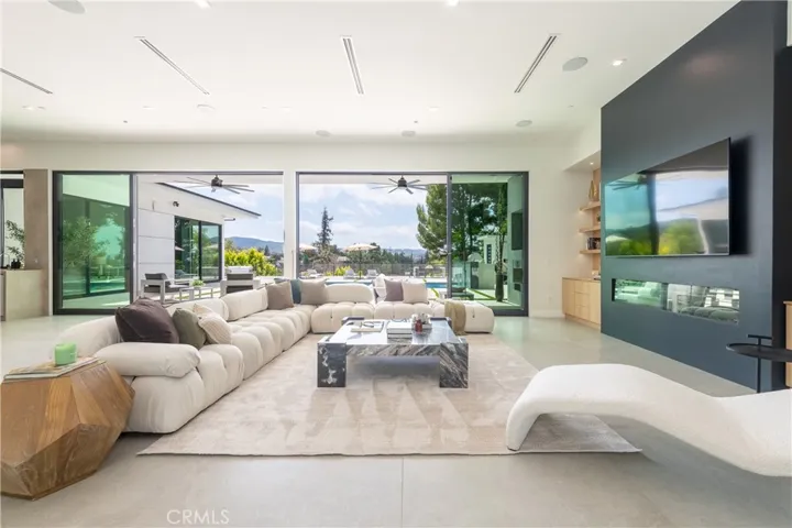 17977 Medley Drive, Encino, California 91316