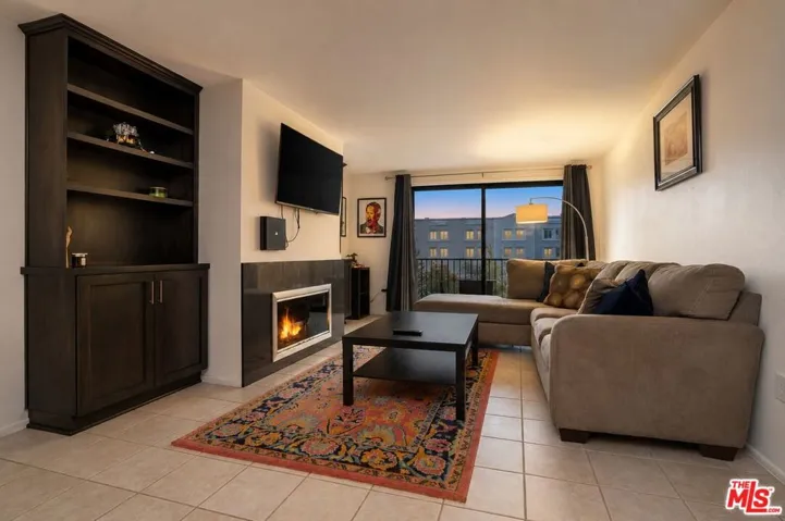 1942 Grace Avenue 217, Los Angeles, California 90068
