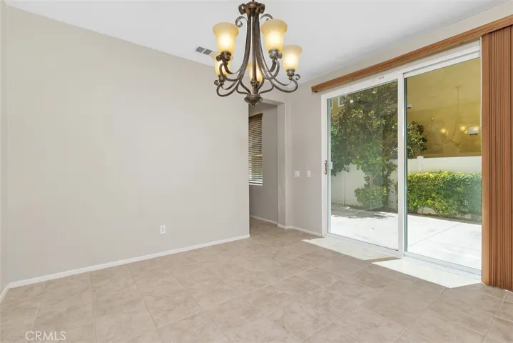 Slider to yard / Dining Room