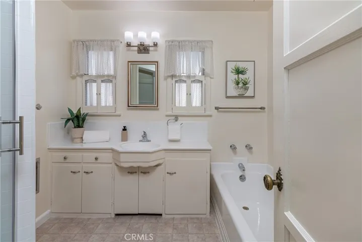 432 N Beachwood Drive, Burbank, California 91506
