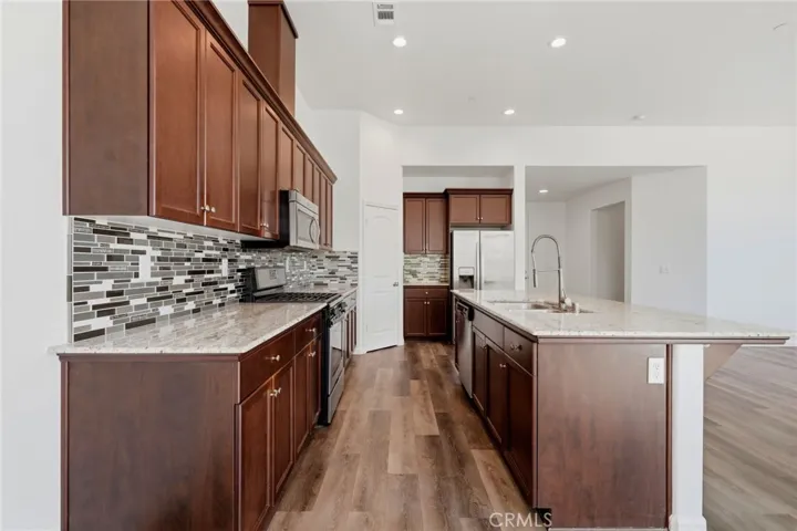 1361 Hoover Way, Hanford, California 93230