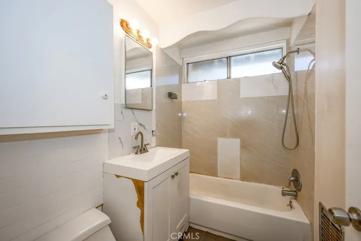 10652 Commerce, Tujunga, California 91042