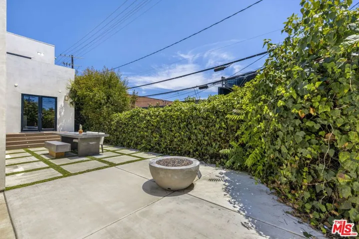713 N Sierra Bonita Avenue, Los Angeles, California 90046