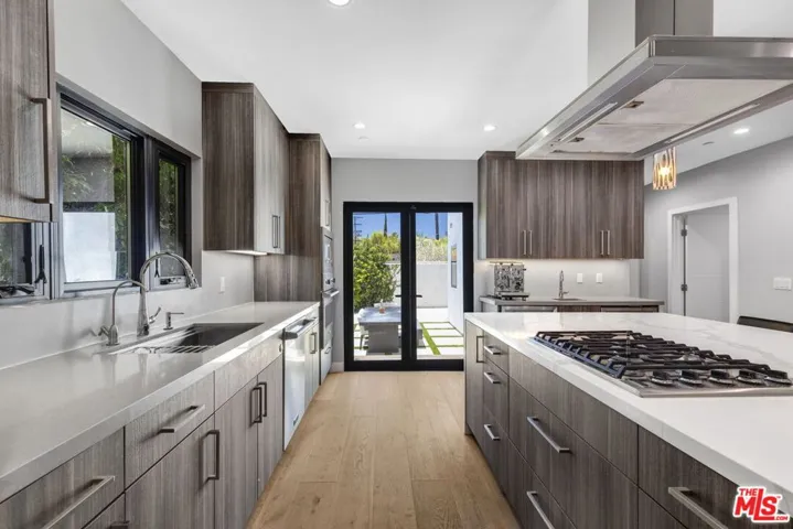 713 N Sierra Bonita Avenue, Los Angeles, California 90046