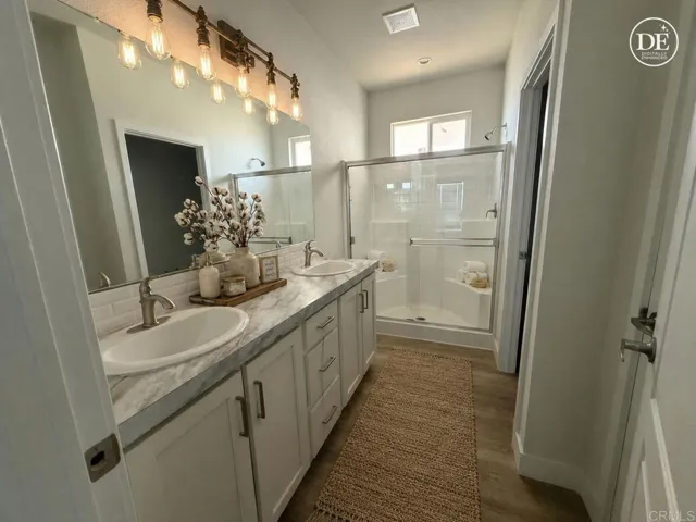 Primary features 2 sink vanity!