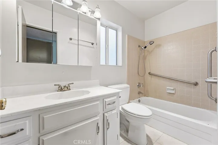 Upstairs full bathroom
