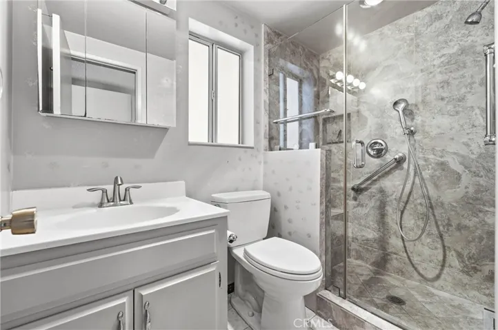 Main floor full bathroom