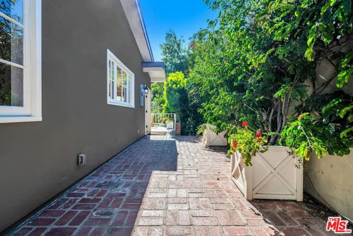 415 N Bonhill Road, Los Angeles, California 90049