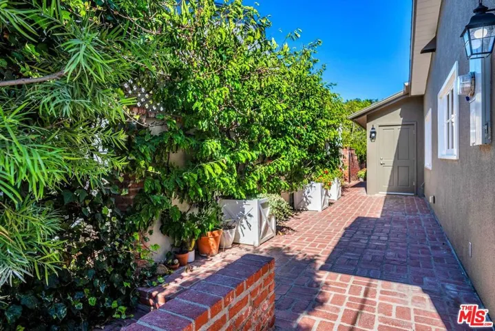 415 N Bonhill Road, Los Angeles, California 90049
