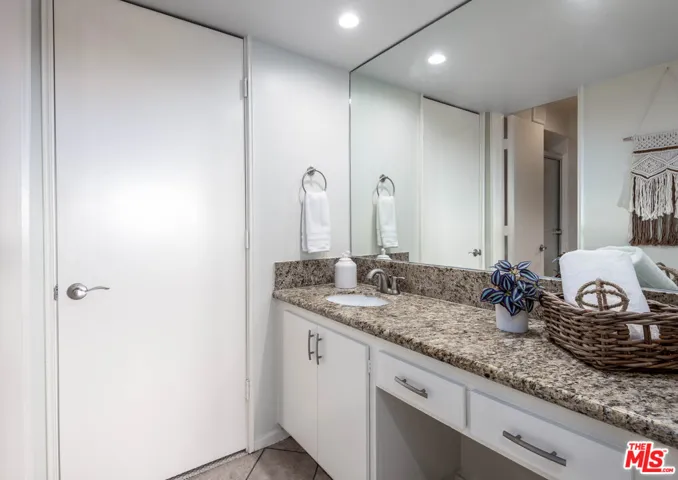 Ensuite secondary vanity area