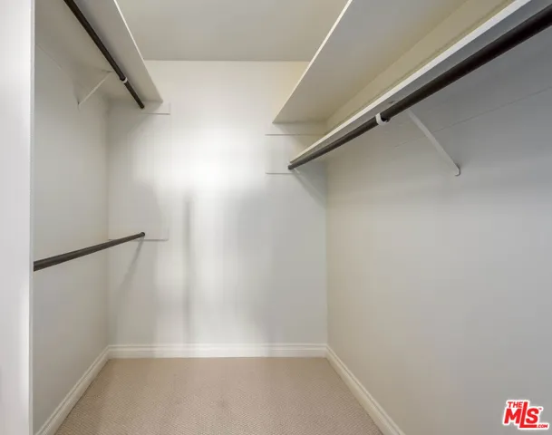Ensuite walk-in closet