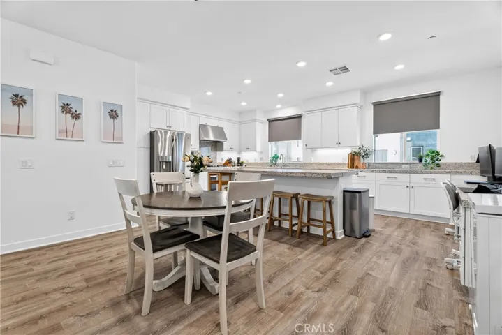 eat-in kitchen