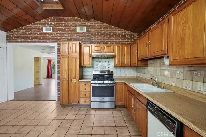 15841 Marlin Place, Lake Balboa, California 91406