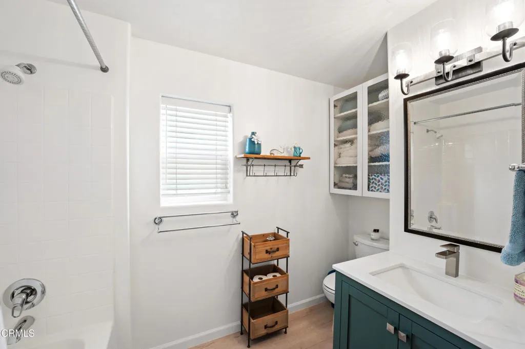 Full 2nd Bathroom