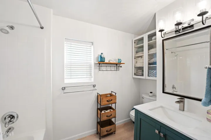 Full 2nd Bathroom