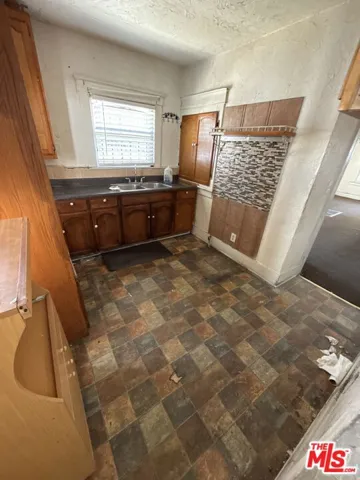 913 W 77th Street, Los Angeles, California 90044