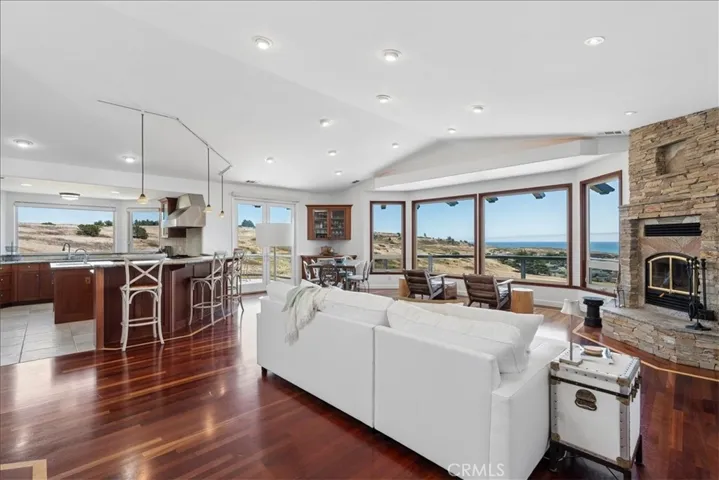 Living room & dining.