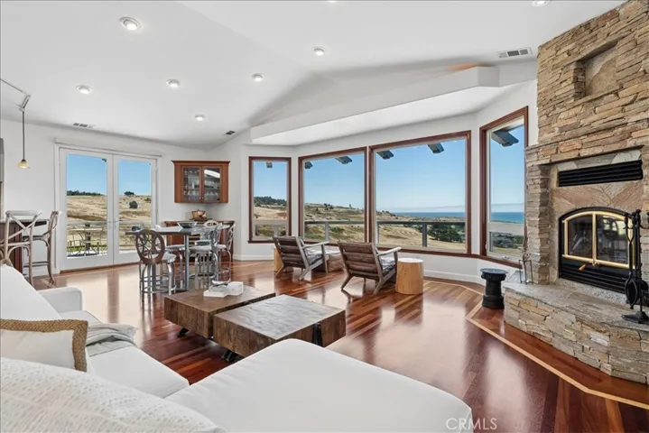 Living room & dining.