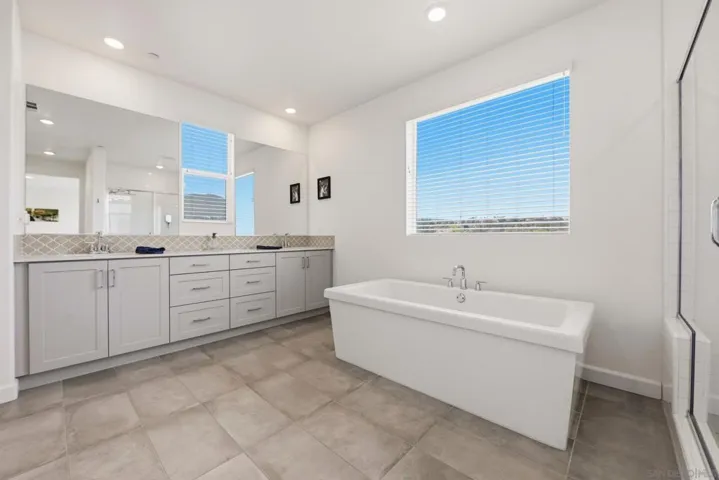 305 Creekview Ct, San Marcos, California 92078