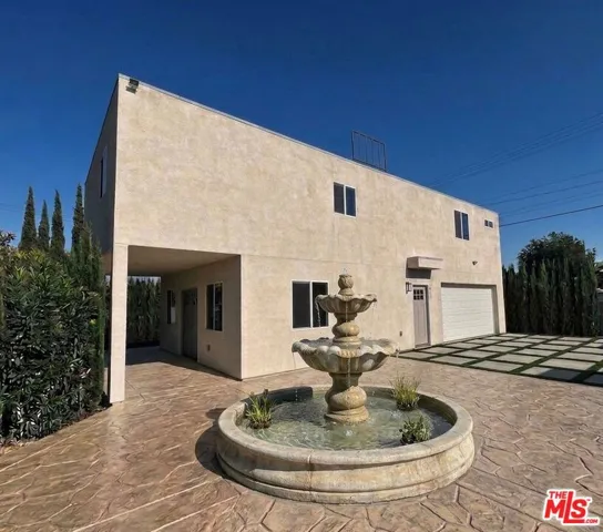 19100 Victory Boulevard, Tarzana, California 91335