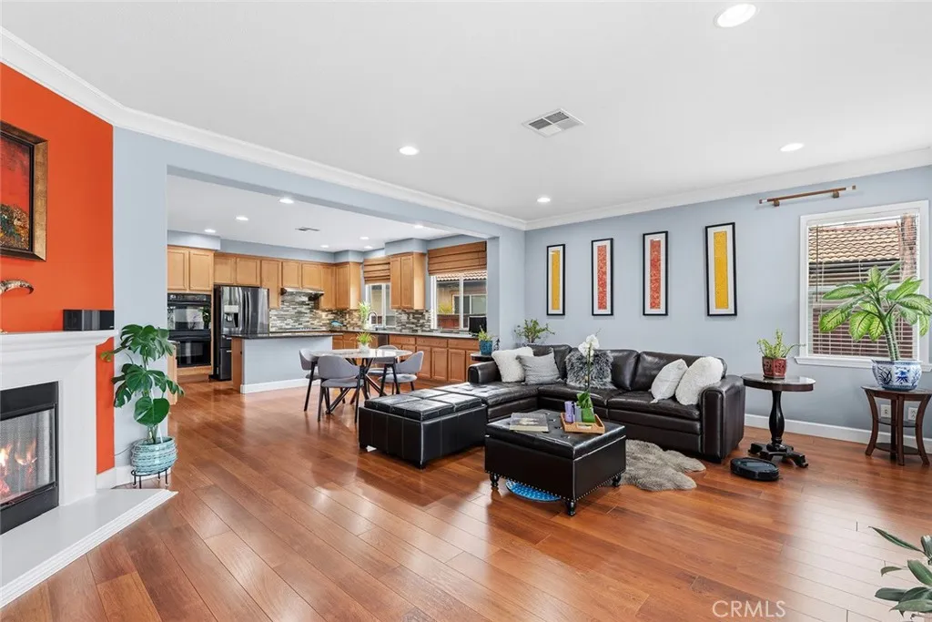 Family room w/gas fireplace