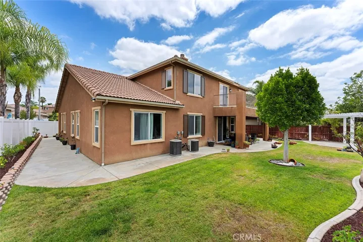 Spacious side yard