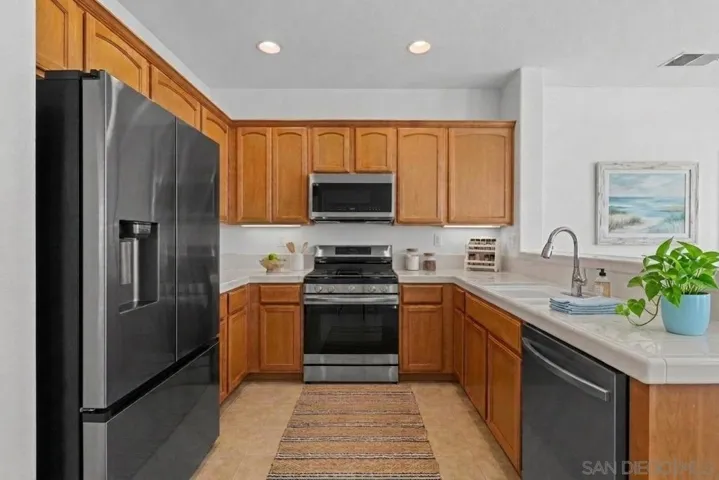 Kitchen: https://zimg.paragon.ice.com/ParagonImages/Property/PA/SDMLS/-528701/7/533/400/1adc45a37720d8e23327699fdf1aa20f/3/45c166dcfc41e81317d679587635fae6/-528701-11cc08dc-730c-4057-876e-b8488efdac81.JPG