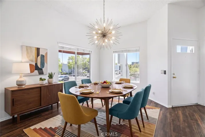Dinning room( virtually staged)