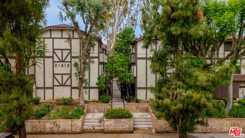 21811 Saticoy Street 23, Los Angeles, California 91304