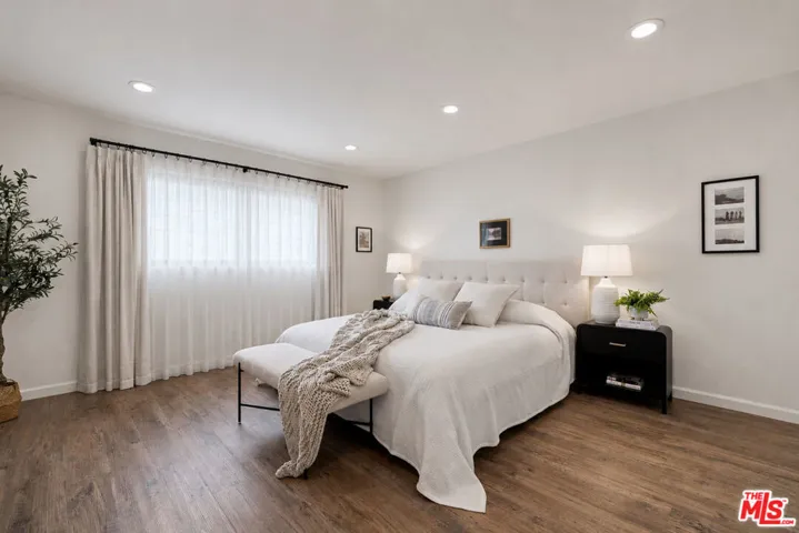 21811 Saticoy Street 23, Los Angeles, California 91304