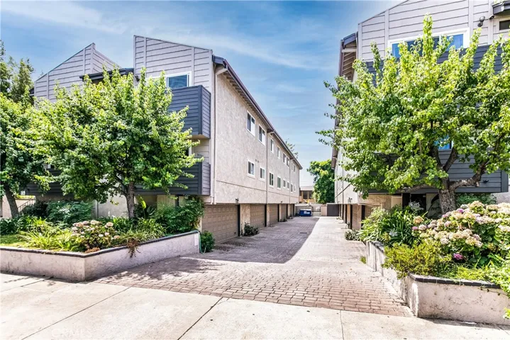12416 Magnolia Boulevard 9, Valley Village, California 91607