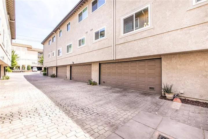 12416 Magnolia Boulevard 9, Valley Village, California 91607