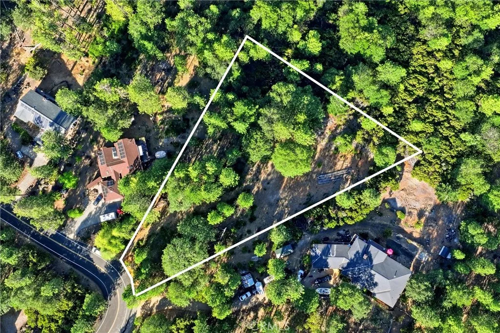Estimated property lines shown. Lines are digitally added for illustration only and are not a survey
