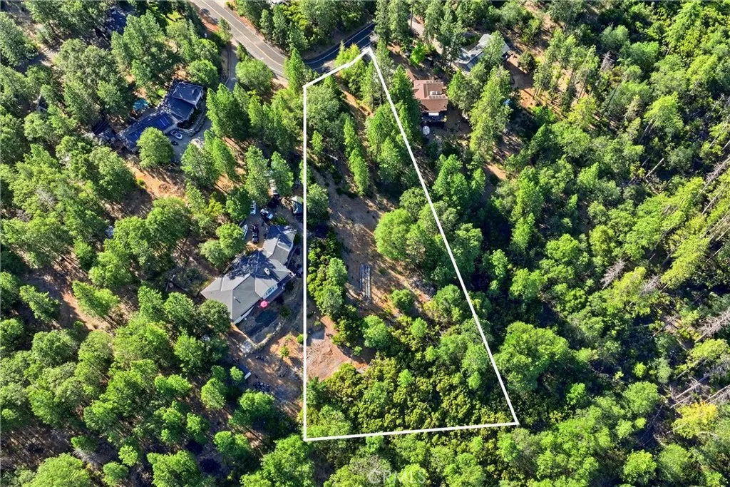 Estimated property lines shown. Lines are digitally added for illustration only and are not a survey