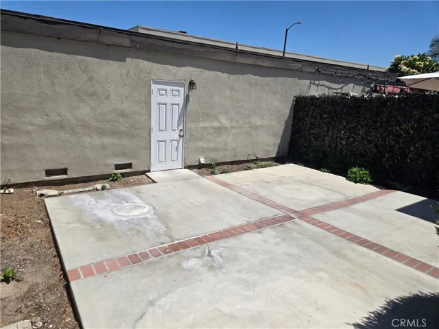 Private patio bewtwen unit & Garage