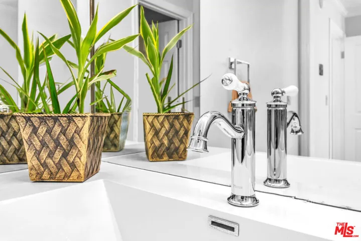 9061 Keith Avenue 204, West Hollywood, California 90069